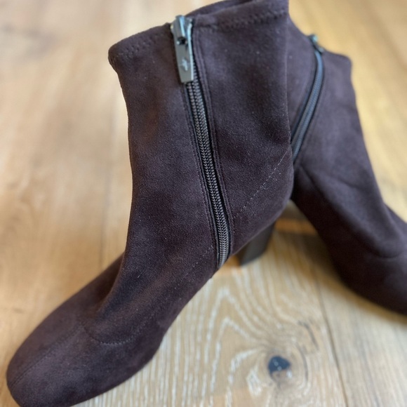 Donald J. Pliner Cattie Brown Bootie with block heel - Picture 6 of 10